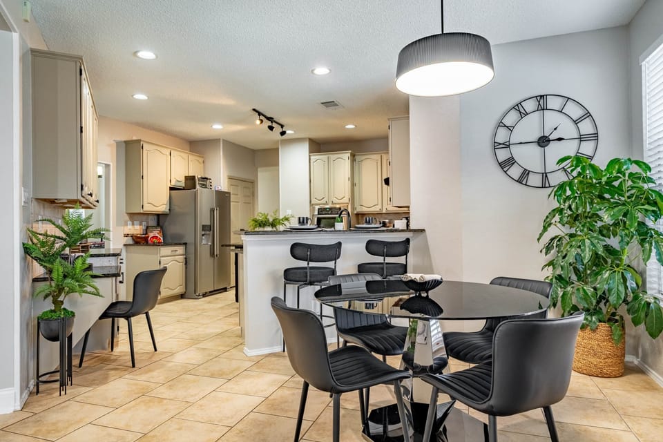 Breakfast Dining area and Bar Stools and work space