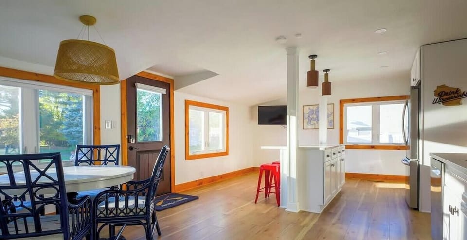 Bright breakfast area adjoining the kitchen — the perfect spot for morning coffee.
