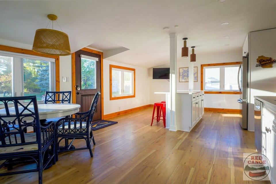 Bright breakfast area adjoining the kitchen — the perfect spot for morning coffee.