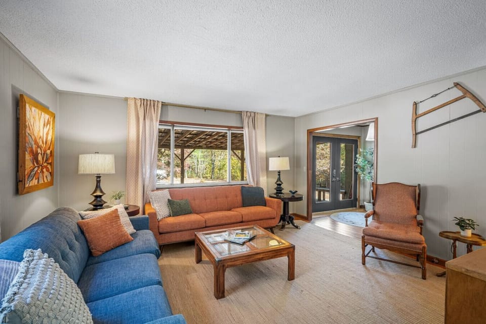 Morning coffee or midnight chat—this sofa’s ready for both.