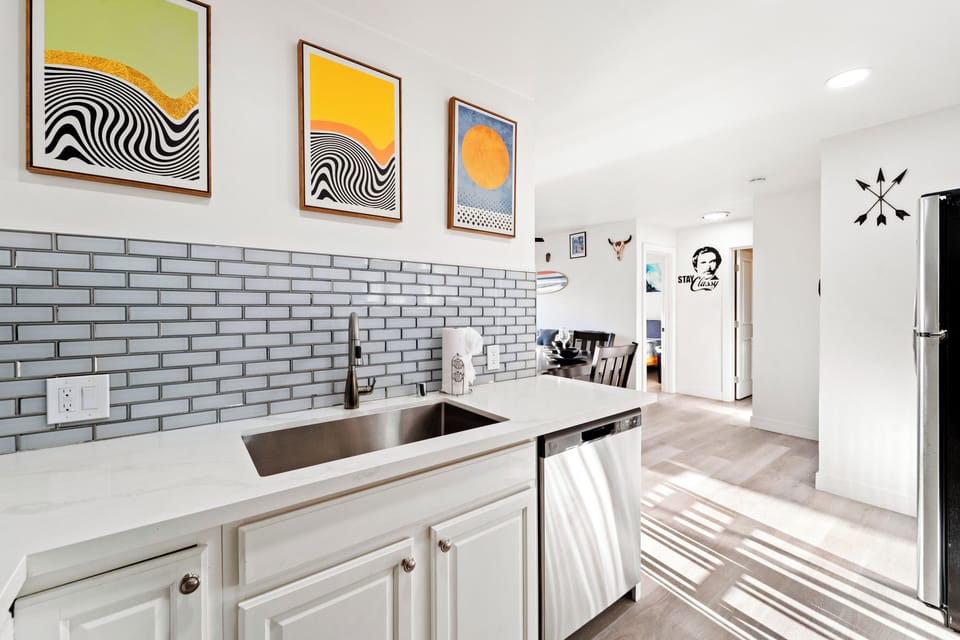 Luxury Single Room, 1 Queen Bed | Private kitchen | Full-size fridge, microwave, oven, stovetop