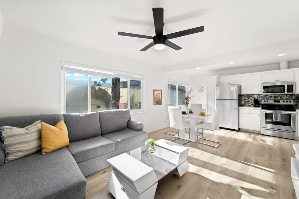 Luxury Single Room, 1 Queen Bed | Living area