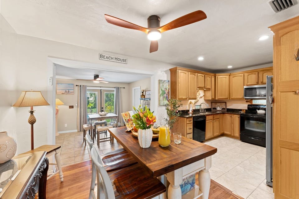 House (3 Bedrooms) | Private kitchen | Fridge, microwave, oven, stovetop