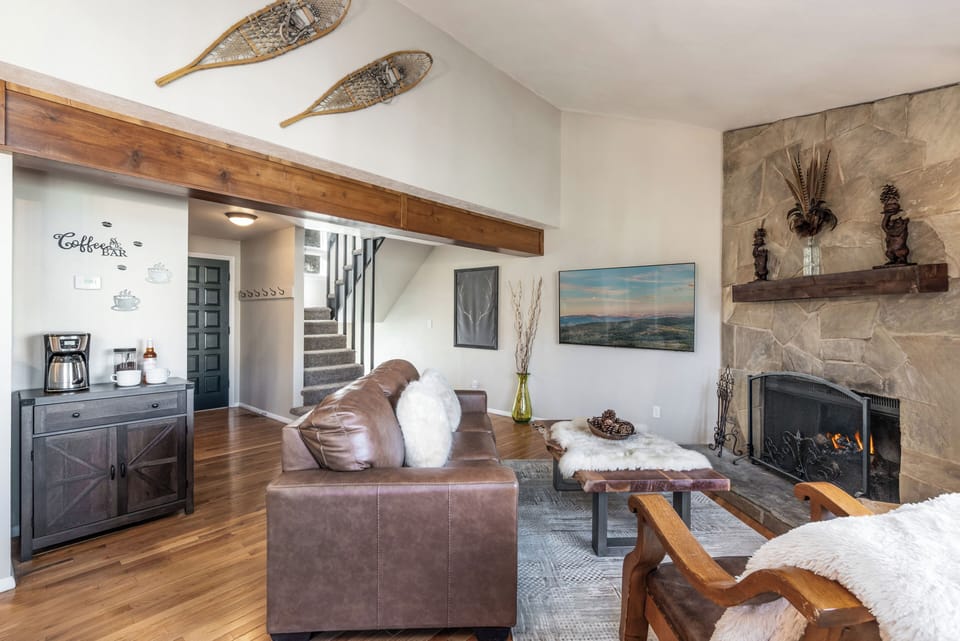 Large 65inch smart TV, coffee station and a beautiful Colorado feel! 