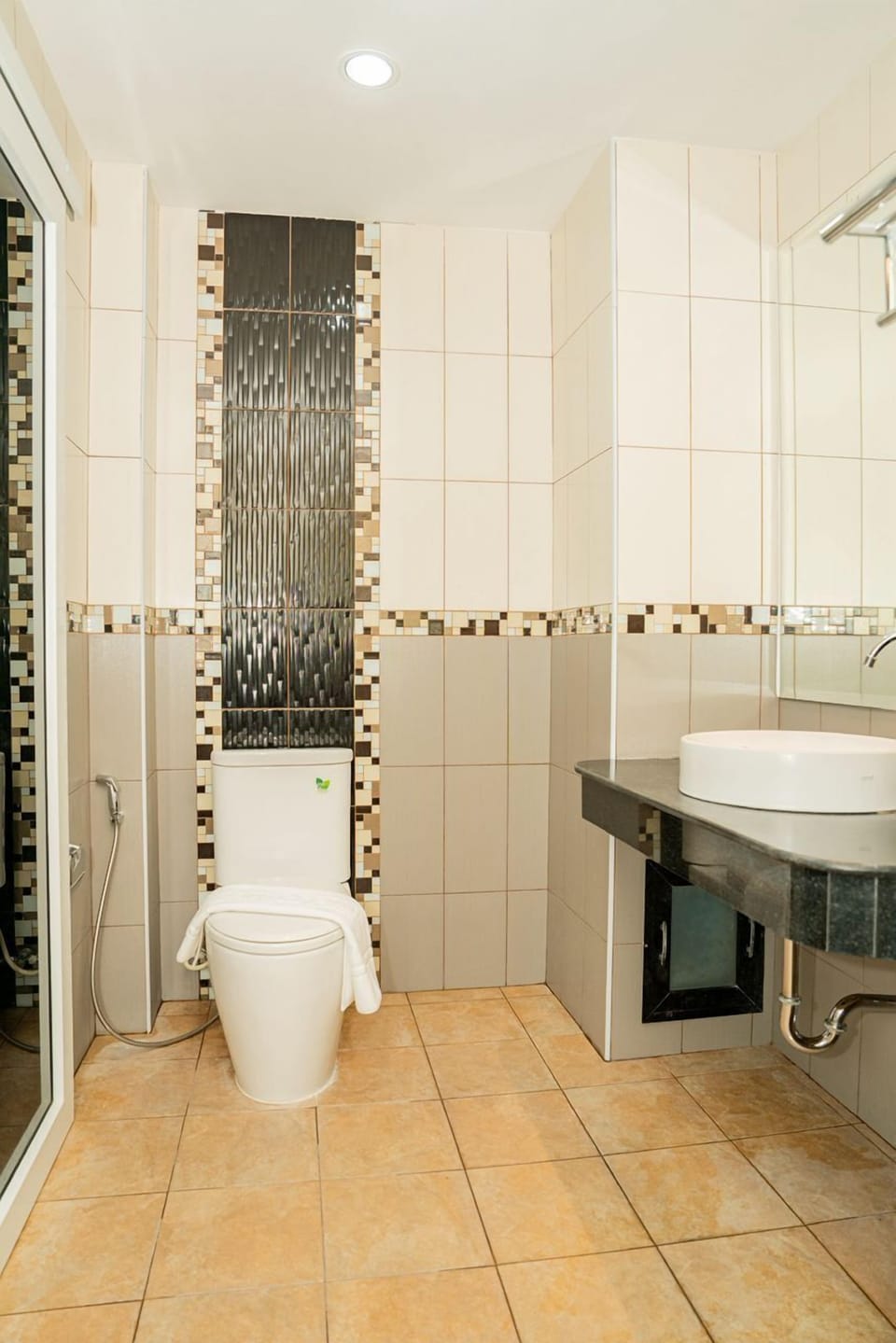 Deluxe Double Room | Bathroom | Free toiletries, hair dryer, towels, soap