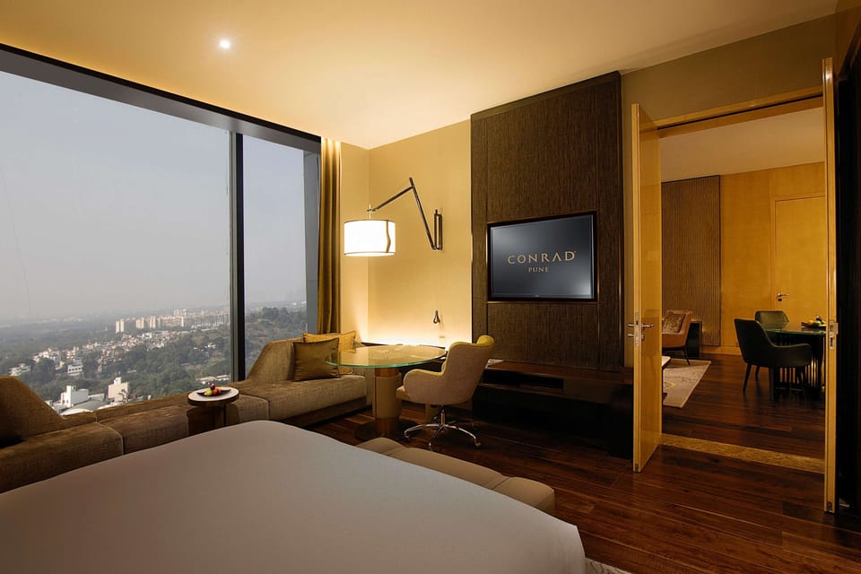 Deluxe Suite, 1 Bedroom | Premium bedding, minibar, in-room safe, desk