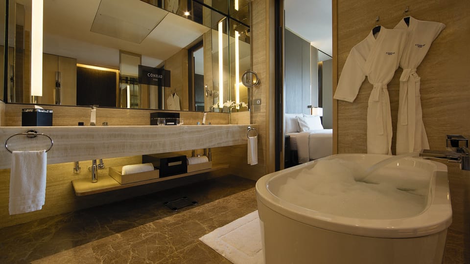 Separate tub and shower, deep soaking tub, rainfall showerhead