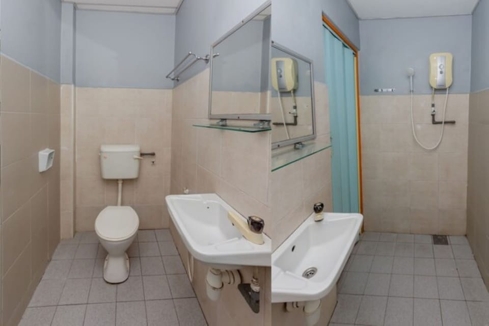 Standard Double Room | Bathroom | Shower, bidet, towels, shampoo