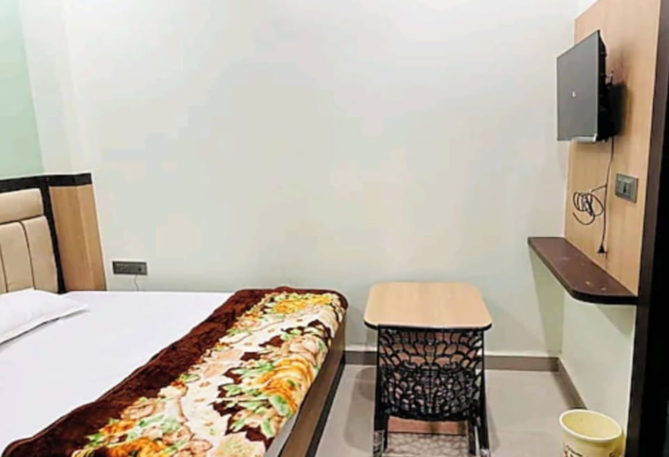 Superior Double Room, Air conditioning | Hypo-allergenic bedding, desk, soundproofing, free WiFi