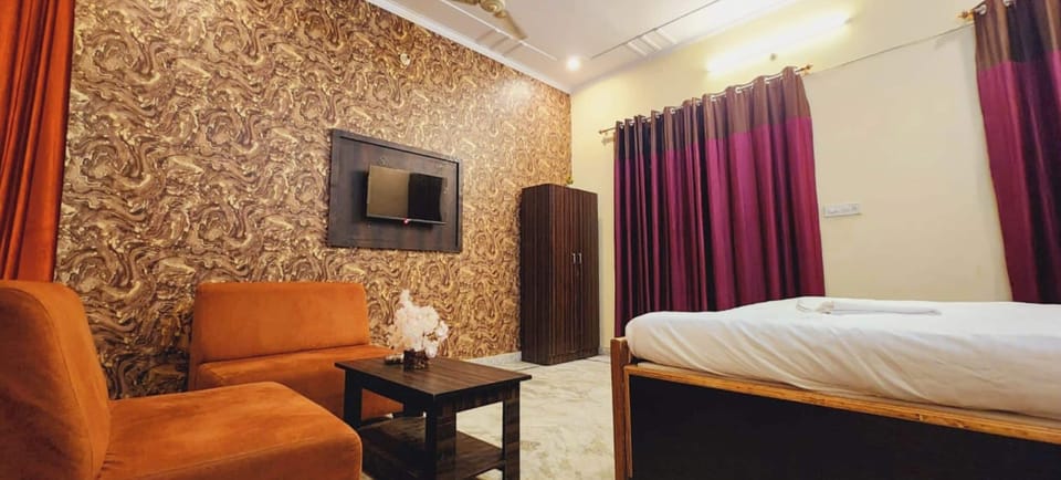 Hypo-allergenic bedding, desk, soundproofing, free WiFi