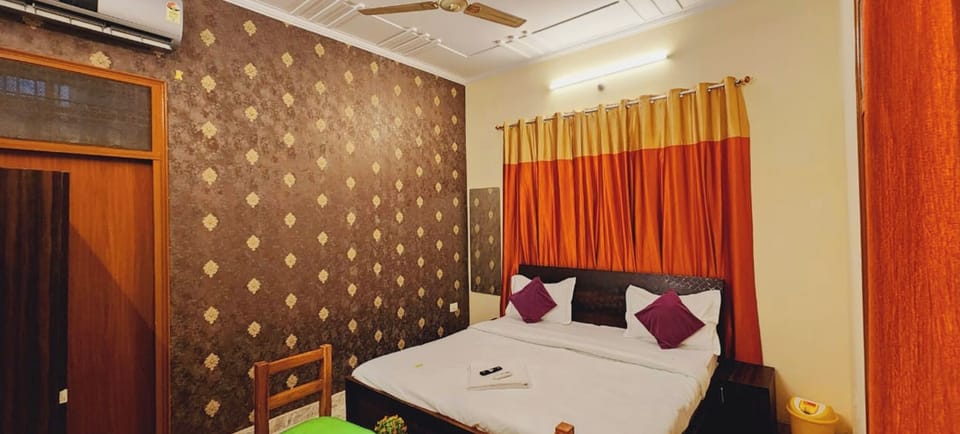 Hypo-allergenic bedding, desk, soundproofing, free WiFi