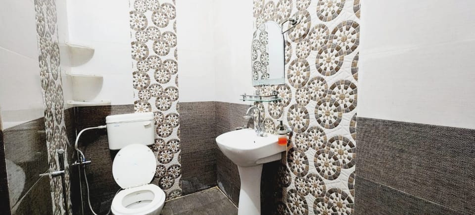 Superior Double Room, Air conditioning | Bathroom | Shower, rainfall showerhead, slippers, towels
