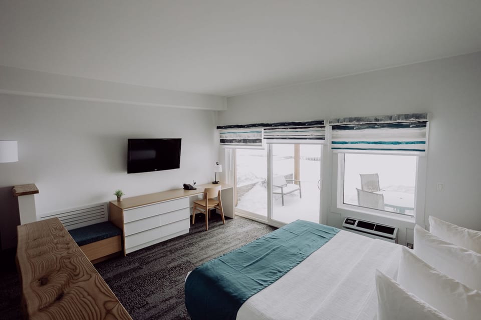 Premium Studio Suite, 1 King Bed, Kitchenette, Lake View | Premium bedding, pillowtop beds, minibar, desk