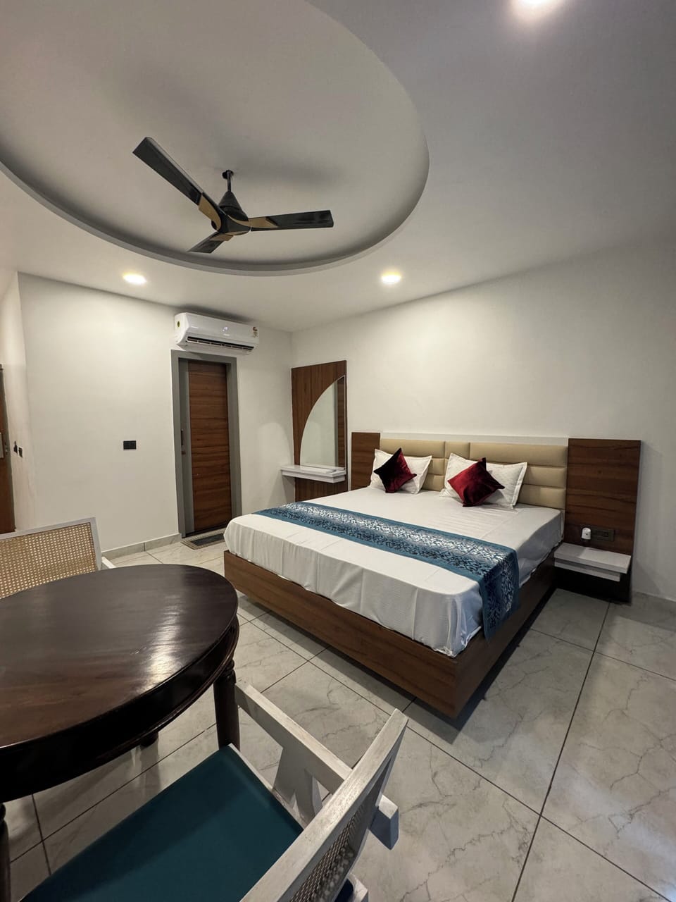 Superior Room, 1 King Bed, City View | Desk, soundproofing, iron/ironing board
