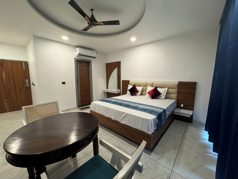 Superior Room, 1 King Bed, City View | Desk, soundproofing, iron/ironing board