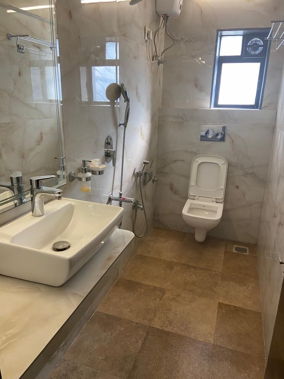 Deluxe Double Room | Bathroom | Shower, free toiletries, hair dryer, towels