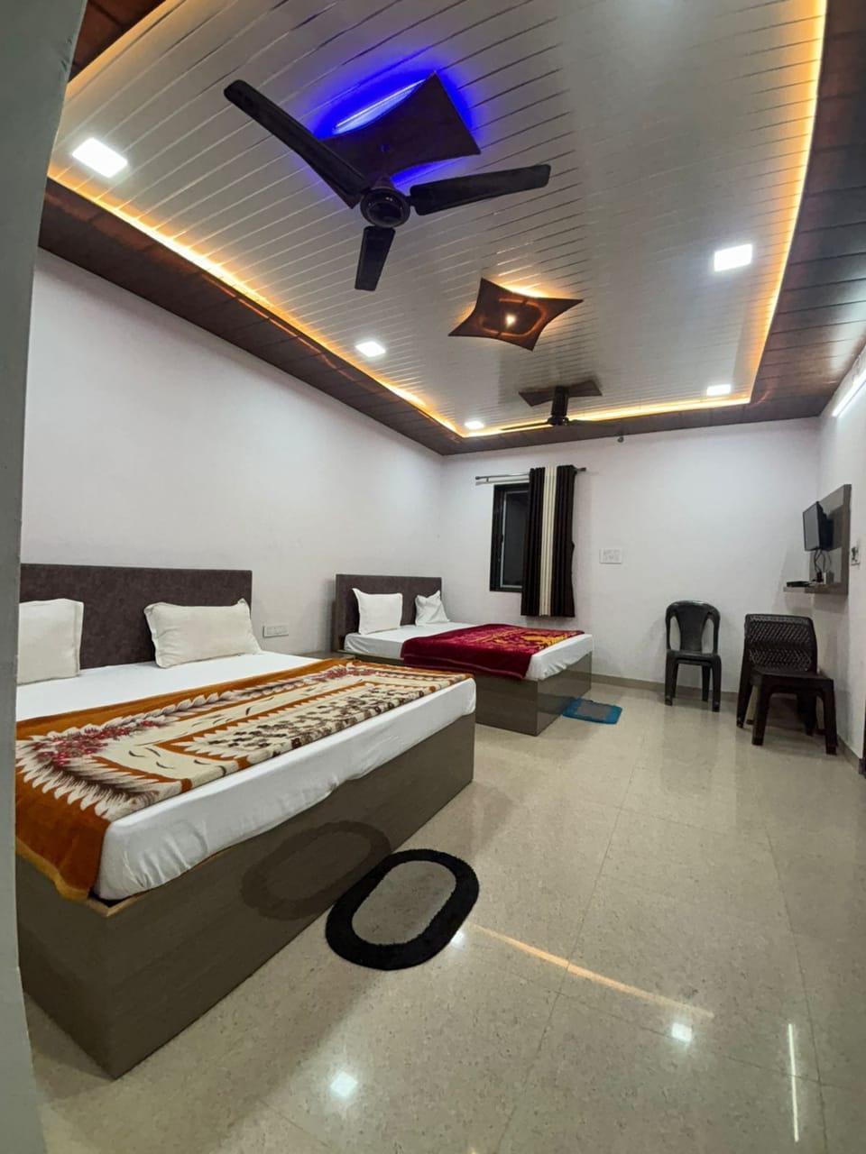 Family Room | Desk, laptop workspace, WiFi (free), bed sheets