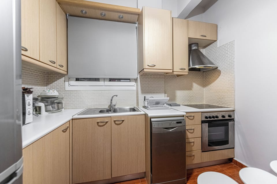 City Apartment | Private kitchen | Full-size fridge, microwave, oven, stovetop