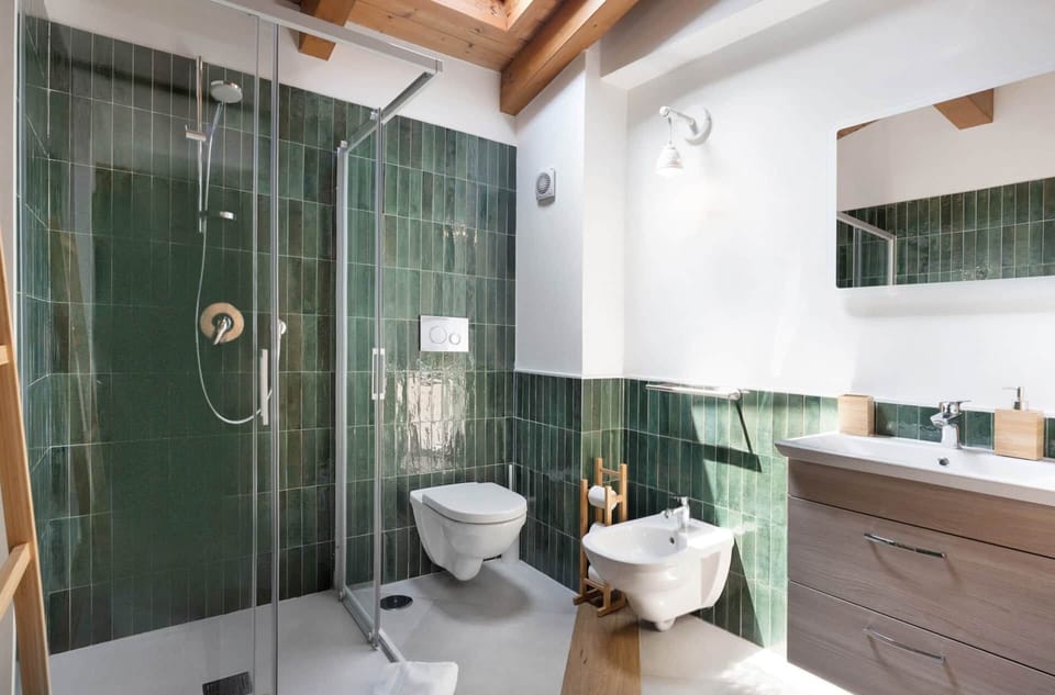 APPARTAMENTO CASTAGNA | Bathroom | Hair dryer, towels, soap, shampoo
