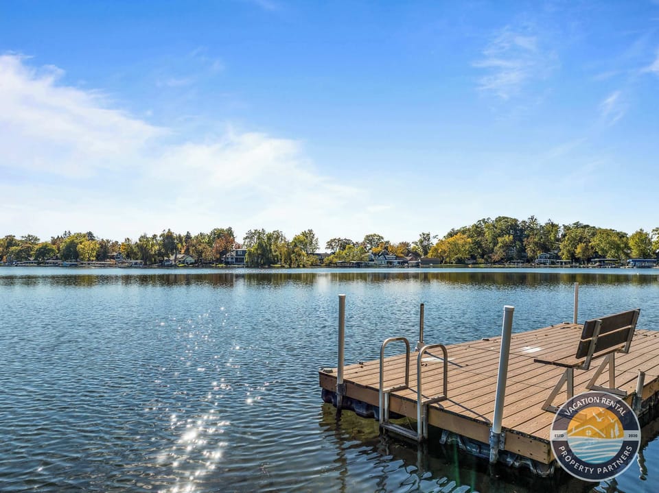 Gentle shoreline access makes it easy to launch a canoe, paddleboard, or enjoy time right at the water’s edge. Perfect for laid-back lake days.