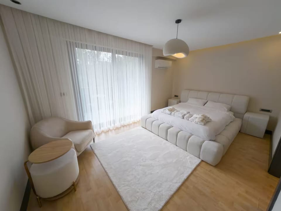 Family Condo, 3 Bedrooms, Kitchen, City View | Hypo-allergenic bedding, minibar, desk, laptop workspace