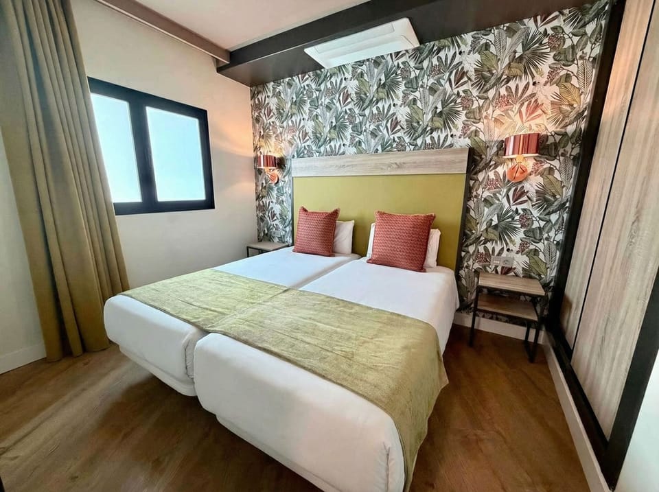 In-room safe, bed sheets