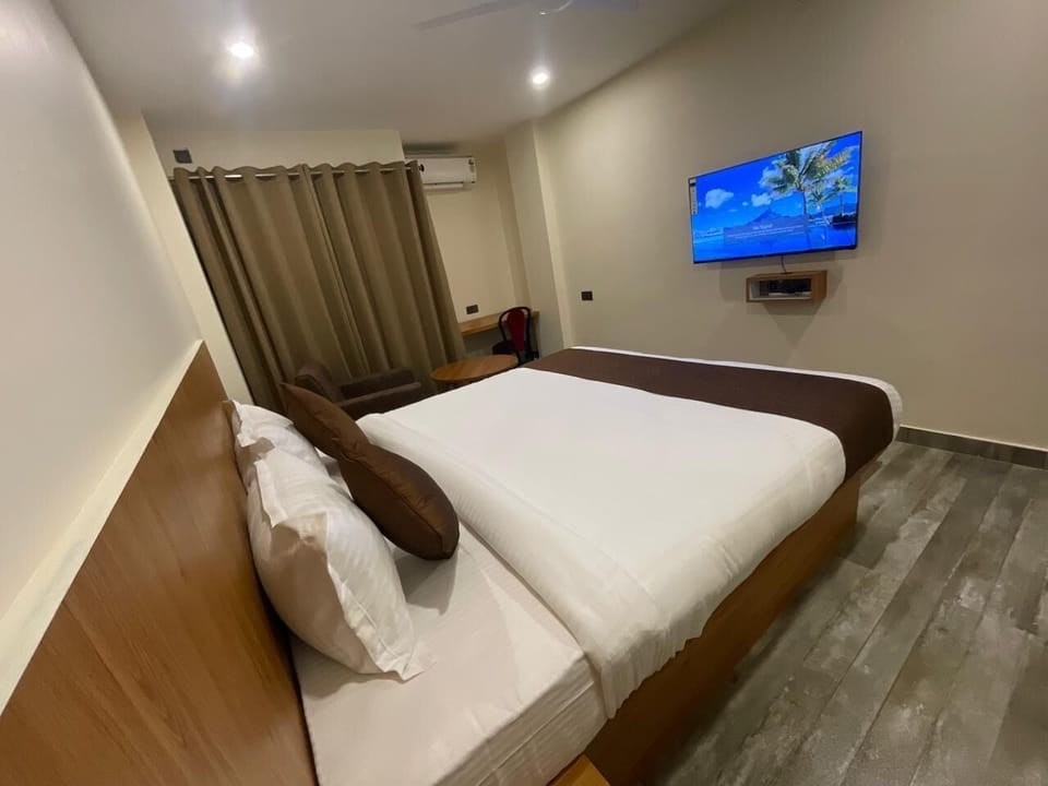 Deluxe Double Room | Iron/ironing board, free WiFi