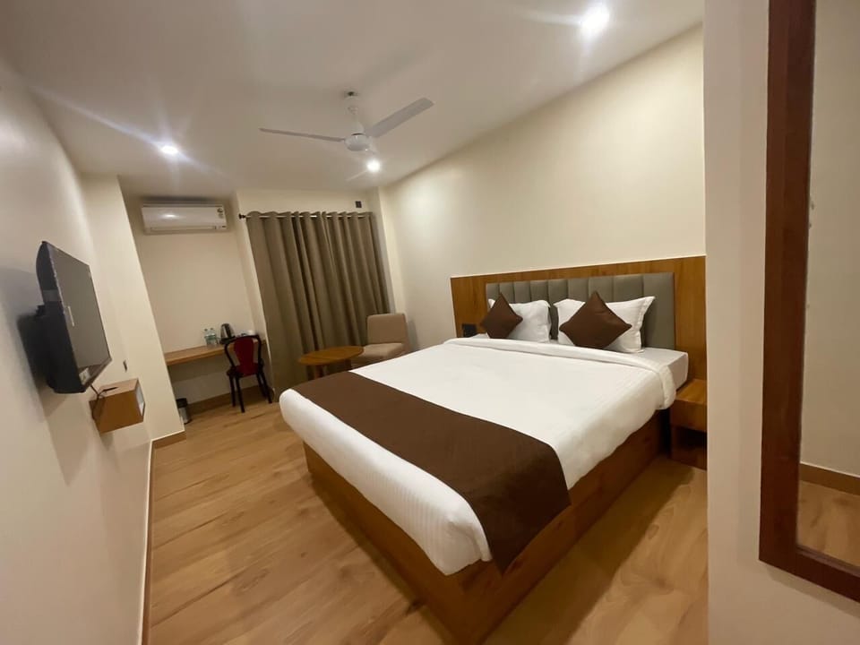 Deluxe Double Room | Iron/ironing board, free WiFi
