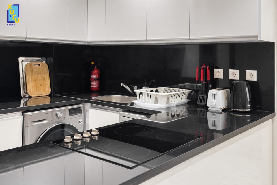 Basic Apartment | Private kitchen | Fridge, microwave, oven, stovetop