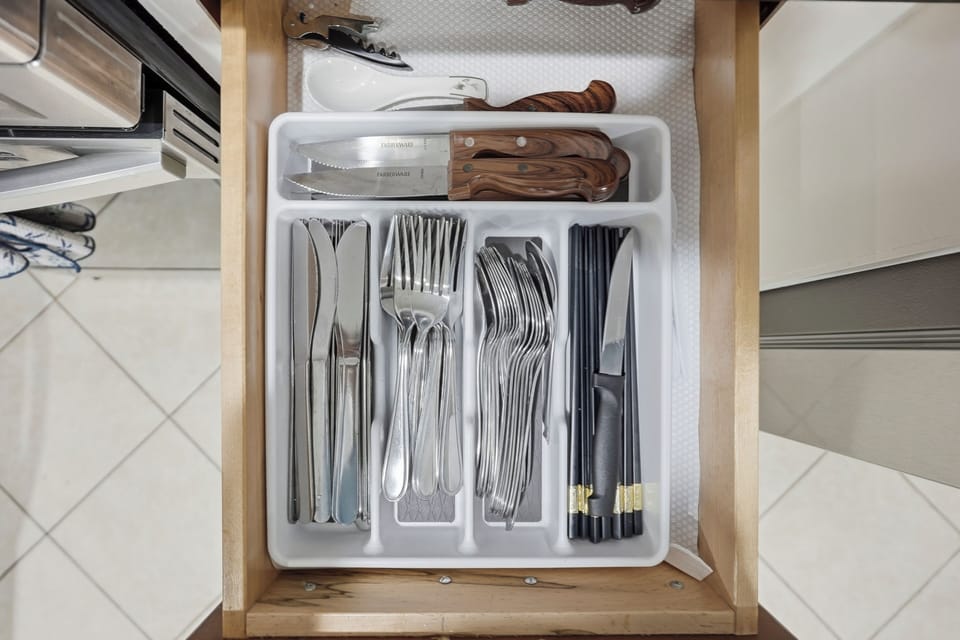 Fully stocked for every meal! Enjoy complete silverware and cutlery sets, making dining in our Seminole getaway easy, convenient, and hassle-free. 