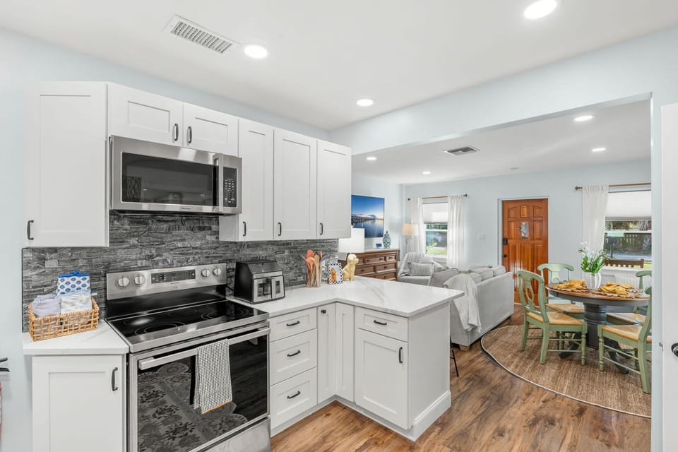 House (3 Bedrooms) | Private kitchen | Fridge, microwave, oven, stovetop
