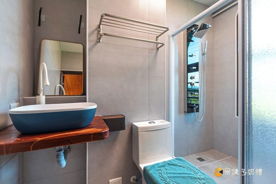 Panoramic Quadruple Room, 1 Bedroom, Balcony, Mountain View | Bathroom | Shower, hair dryer, towels, shampoo