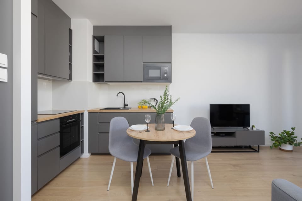The fully equipped kitchenette with a comfortable dining area is perfect for shared meals and a morning coffee in the daylight.