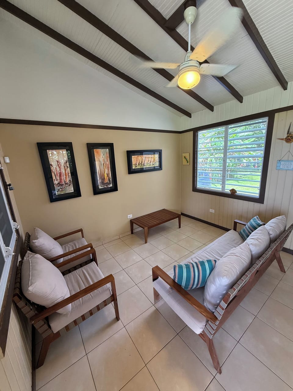 Spacious living room , perfect to entertain the family and friends.  