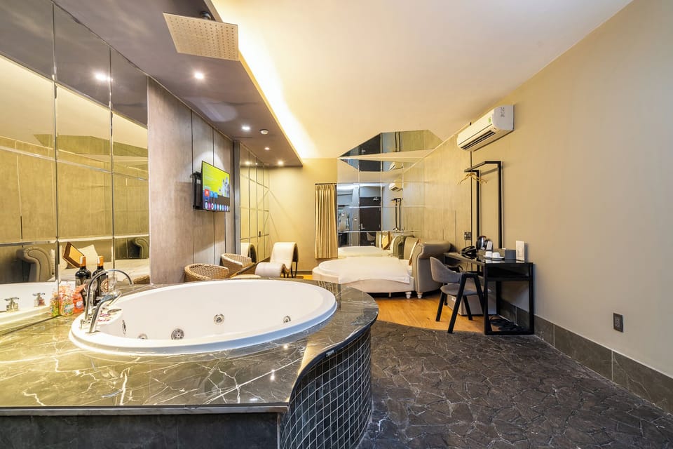 Luxury Double Room | Bathroom | Shower, free toiletries, bidet, towels