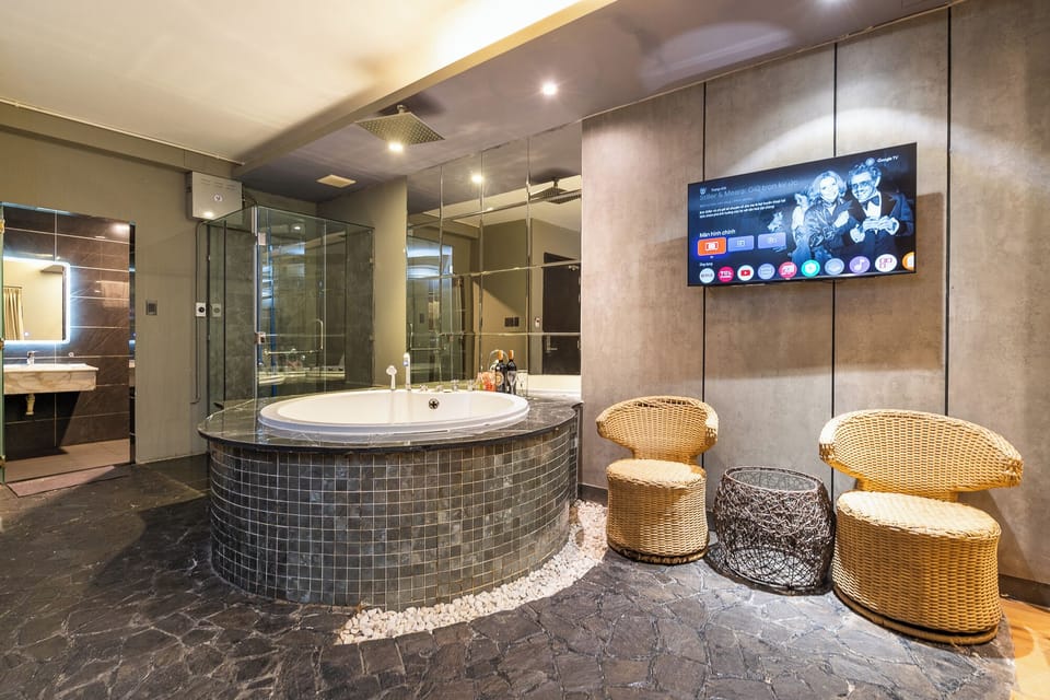 Luxury Double Room | Bathroom | Shower, free toiletries, bidet, towels
