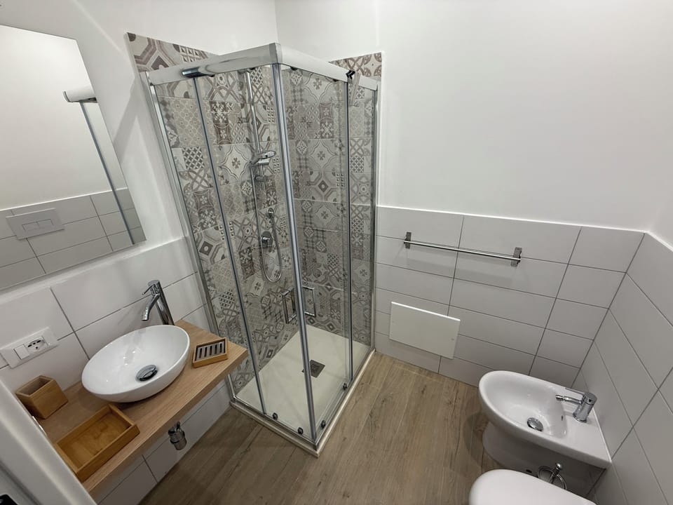 Fiori di Loto | Bathroom | Shower, hair dryer, bidet, towels