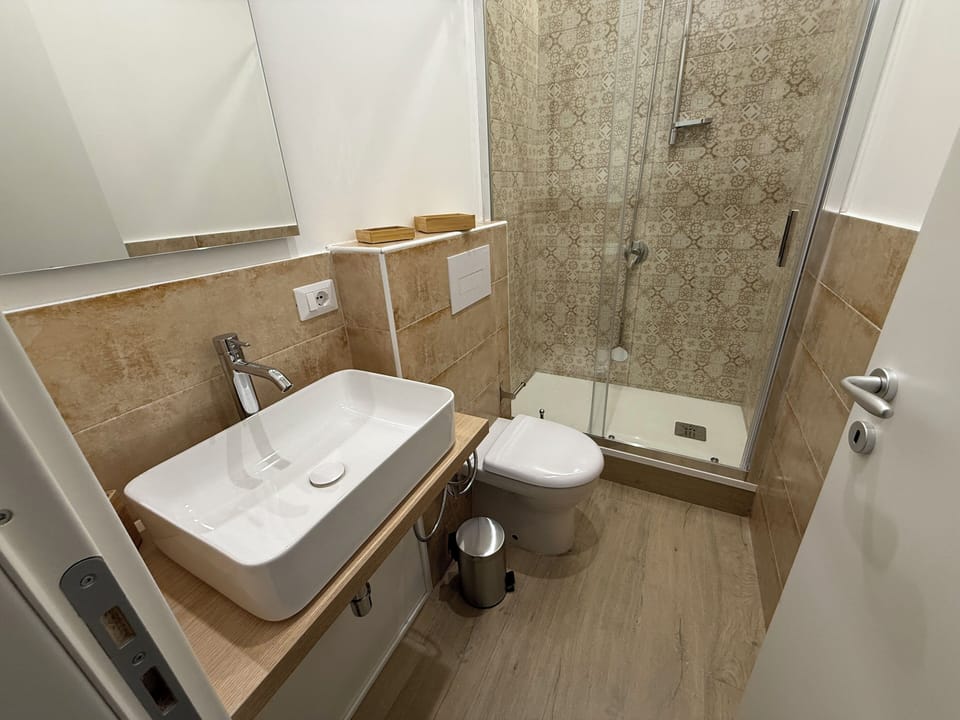 Fior di Ciliegio | Bathroom | Shower, hair dryer, bidet, towels