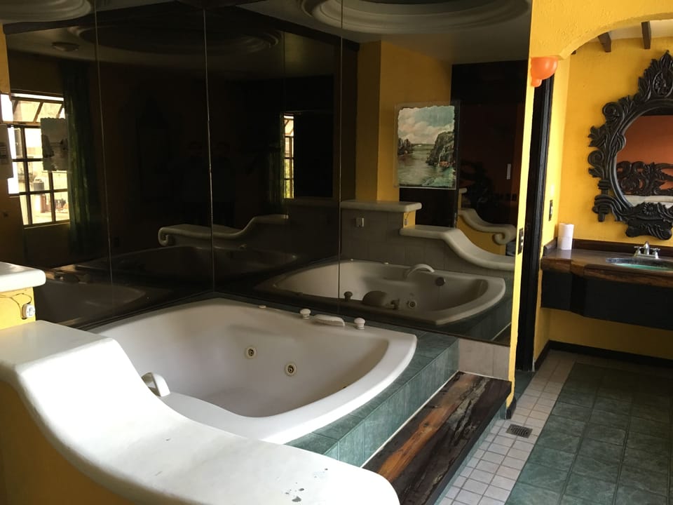 Deluxe Suite, 1 King Bed | Bathroom | Free toiletries, towels