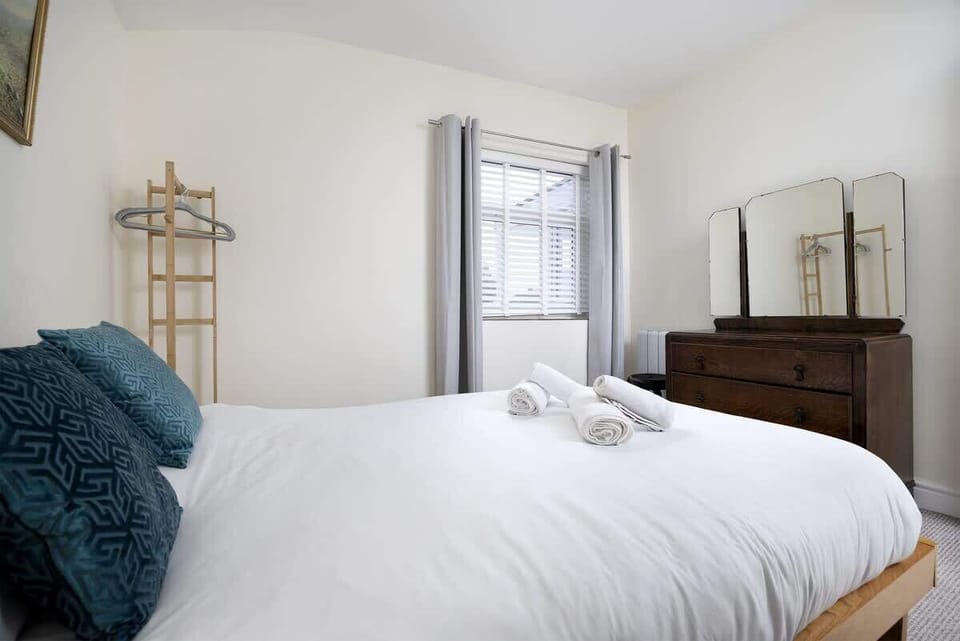 "Comfortable Double Bedroom — Spacious and Ideal for Relaxing After a Long Day"