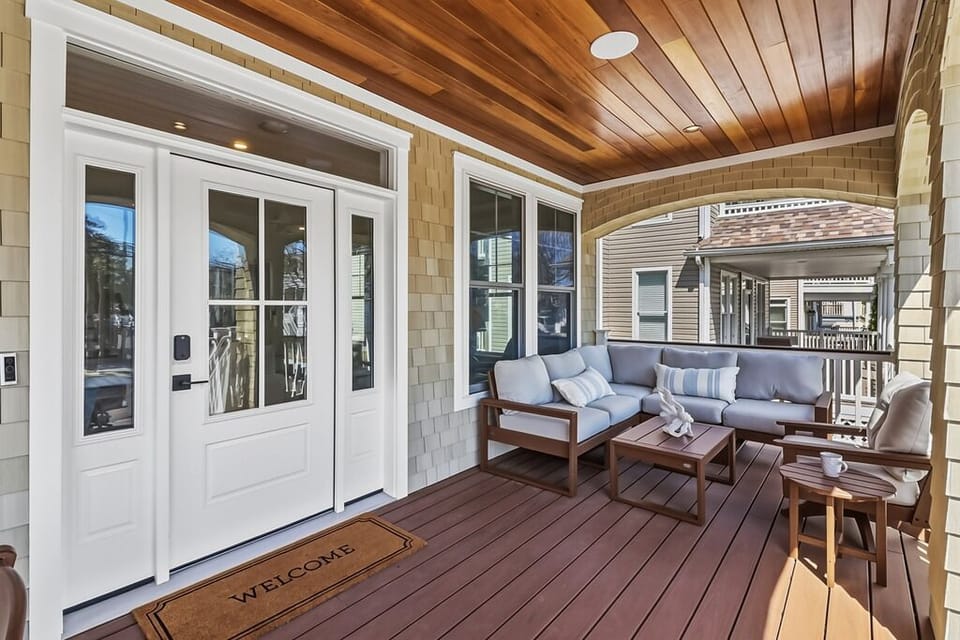 Porch with outdoor sitting area 