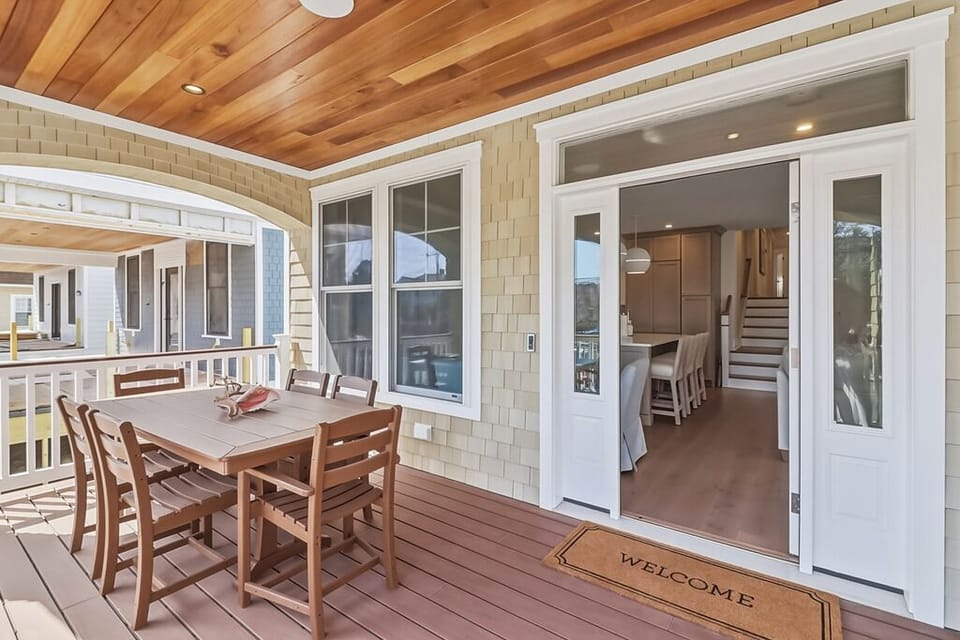 Porch with outdoor dining area