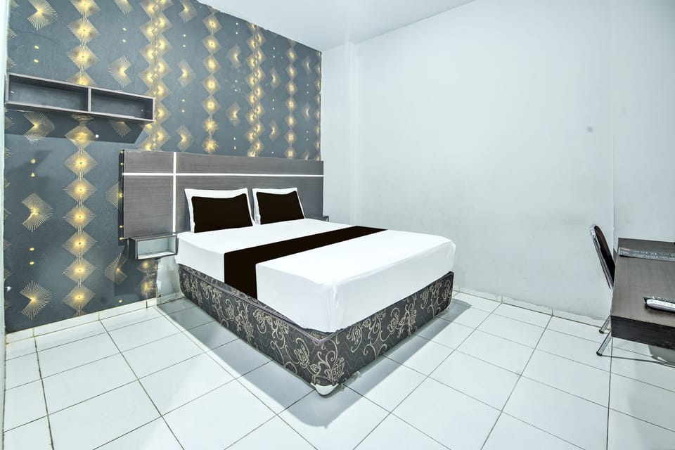 Premium bedding, desk, WiFi (free), bed sheets