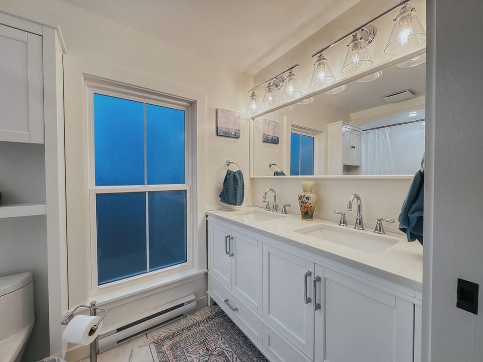 Pied A Terre | Bathroom | Combined shower/tub, hair dryer, slippers, towels