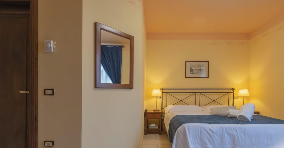 Deluxe Double or Twin Room, Balcony | In-room safe, WiFi (free)