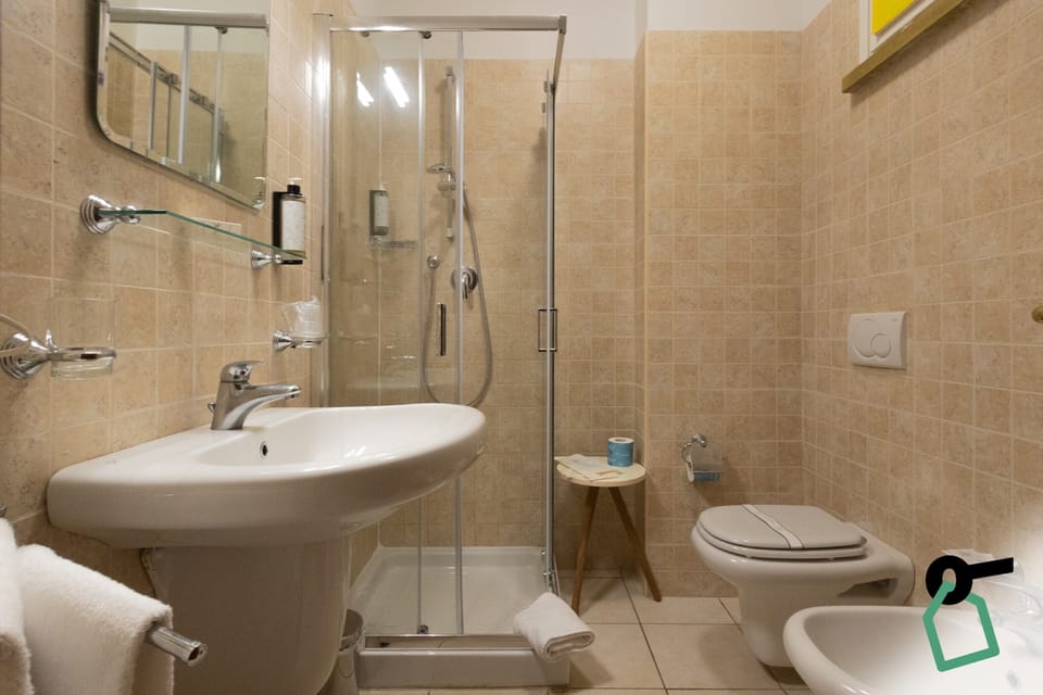 Deluxe Double or Twin Room, Balcony | Bathroom | Shower, hair dryer, towels
