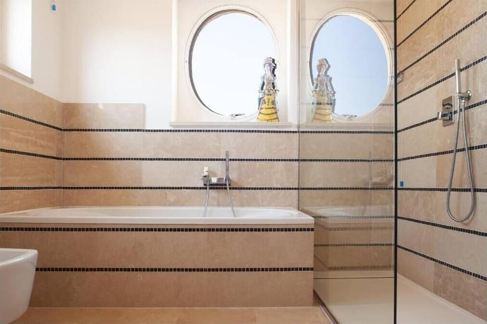 Deluxe Double or Twin Room | Bathroom | Shower, hair dryer, bidet, towels