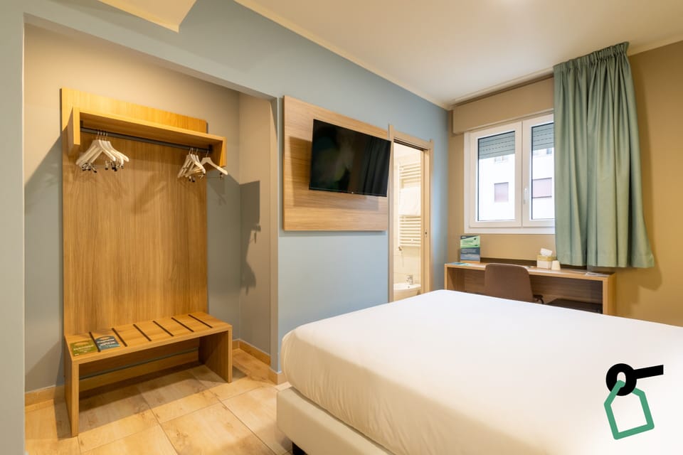 Double or Twin Room | Minibar, in-room safe, cribs (free), WiFi (free)