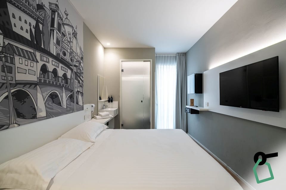 Double Room | In-room safe, WiFi (free), bed sheets