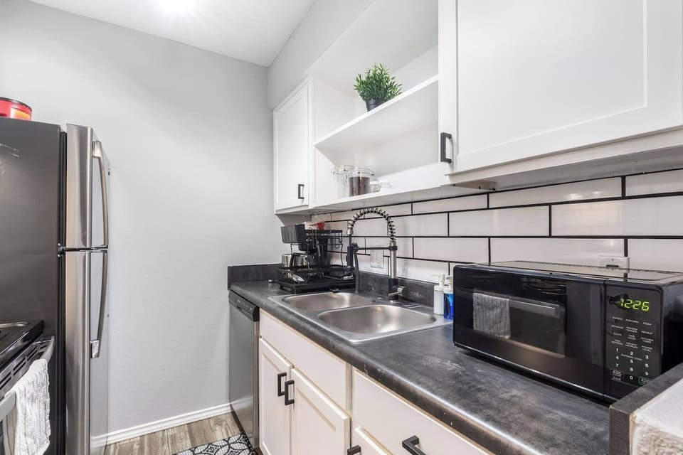 Fully equipped kitchen with modern appliances, perfect for preparing meals during your stay in Arlington. A convenient option for longer stays, game weekends, or concert trips near AT&T Stadium